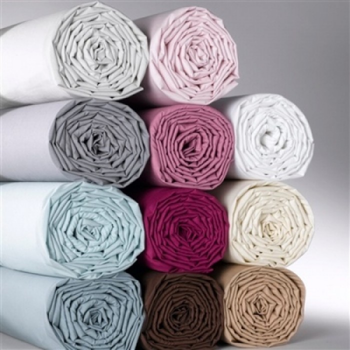White fitted sheet with elasticated corners
